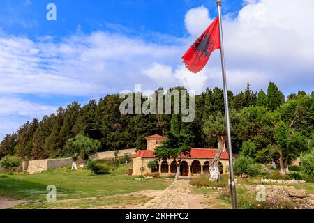 Das Kloster der Heiligen Maria auf der Insel Zveraq in Albanien. Es hat große kulturelle und religiöse Bedeutung in der Region, und seine Geschichte kann es sein Stockfoto