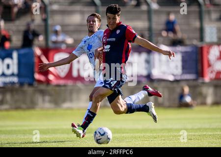 Eldor Shomurodov von Cagliari Calcio tritt mit Marco Sala von Como 1907 um den Ball während des saisonfreundlichen Fußballspiels zwischen Cagliari Calcio und Como 1907 an. Stockfoto