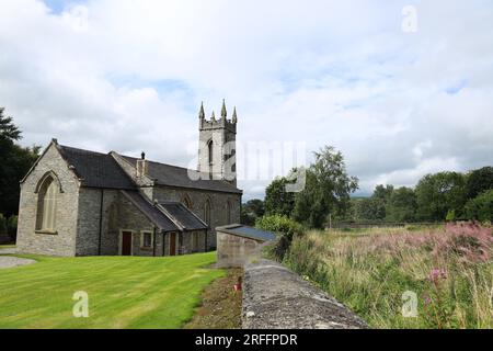 St. Mura's Parish Church, eine irische Kirche aus dem 19. Jahrhundert, die hier im Sommersonnenlicht abgebildet ist. Fahan, County Donegal, Irland Stockfoto