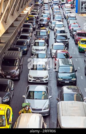Fahrzeuge im Straßenverkehr der Stadt, Innenstadt von Bangkok, Thailand Stockfoto