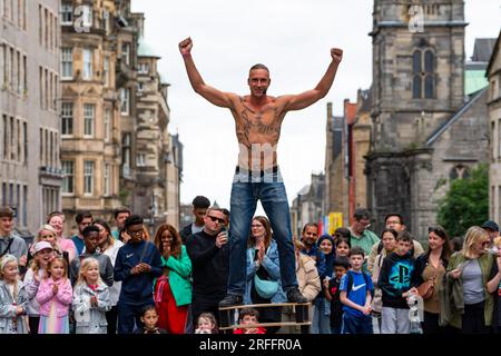 Edinburgh, Schottland, Großbritannien. 3. August 2023. Viele Touristen und Straßenkünstler auf der Royal Mile am Tag vor der offiziellen Eröffnung der Fringe und internationalen Festivals. Iain Masterton/Alamy Live News Stockfoto