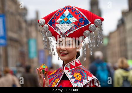 Edinburgh, Schottland, Großbritannien. 3. August 2023. Viele Touristen und Straßenkünstler auf der Royal Mile am Tag vor der offiziellen Eröffnung der Fringe und internationalen Festivals. Iain Masterton/Alamy Live News Stockfoto