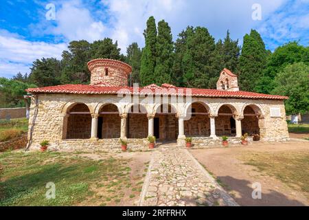 Das Kloster der Heiligen Maria auf der Insel Zveraq in Albanien. Es hat große kulturelle und religiöse Bedeutung in der Region, und seine Geschichte kann es sein Stockfoto