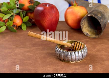 Rosh Hashanah taucht Äpfel in Honig ein, was die Hoffnung auf ein süßes, fruchtbares Jahr vor uns symbolisiert. Stockfoto