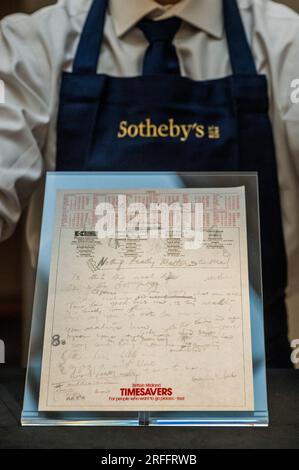 London, Großbritannien. 3. Aug. 2023. Handgeschriebene Texte für Bohemian Rhapsody – Copyright: Queen Music Ltd/Sony Music Publishing UK Ltd - Freddie Mercury's gesamte persönliche Sammlung wird der Öffentlichkeit erstmals in diesem Sommer in einer einmonatigen Ausstellung im Sotheby's in London vorgestellt. Die Ausstellung ist für die Öffentlichkeit kostenlos und wird am 4. August eröffnet und bis zum 5. September im Blickfeld bleiben, bevor die Artikel auf sechs Auktionen angeboten werden, die jeweils einem anderen Aspekt des Lebens von Mercury gewidmet sind, sowohl öffentlich als auch privat. Kredit: Guy Bell/Alamy Live News Stockfoto