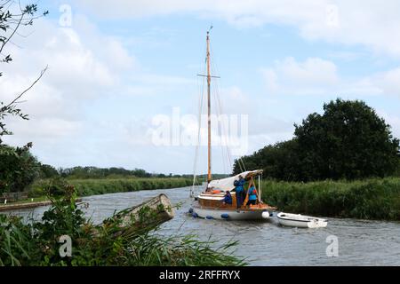 River Thurne, Norfolk, Großbritannien. 3. Aug 2023. Wetter in Großbritannien: Ein sonniger, warmer Tag in Norfolk. Kredit: Matthew Chattle/Alamy Live News Stockfoto