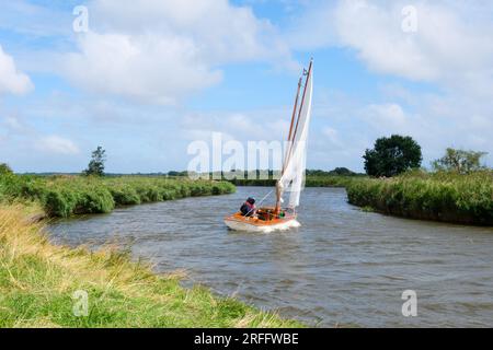 River Thurne, Norfolk, Großbritannien. 3. Aug 2023. Wetter in Großbritannien: Ein sonniger, warmer Tag in Norfolk. Kredit: Matthew Chattle/Alamy Live News Stockfoto