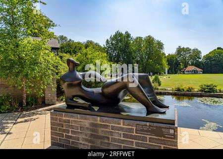 Skulptur von Henry Moore im Park des Worcester College der University of Oxford, Oxfordshire, England, Großbritannien, Europa | Henry Moore Sculptur Stockfoto