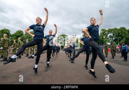 Die Royal Edinburgh Military Tattoo Highland Tänzer während einer Probe der diesjährigen Royal Edinburgh Military Tattoo in Redford Barracks in Edinburgh. Die diesjährige Show mit dem Titel Stories feiert grenzenlose Formen des Ausdrucks durch Stories und transportiert das Publikum auf einer Reise voller Ideen, von den ersten Geschichten am Lagerfeuer bis zur Weltbühne. Foto: Donnerstag, 3. August 2023. Stockfoto