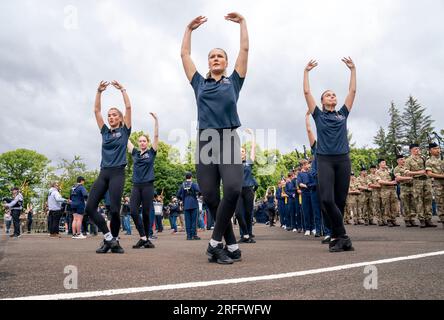 Die Royal Edinburgh Military Tattoo Highland Tänzer während einer Probe der diesjährigen Royal Edinburgh Military Tattoo in Redford Barracks in Edinburgh. Die diesjährige Show mit dem Titel Stories feiert grenzenlose Formen des Ausdrucks durch Stories und transportiert das Publikum auf einer Reise voller Ideen, von den ersten Geschichten am Lagerfeuer bis zur Weltbühne. Foto: Donnerstag, 3. August 2023. Stockfoto