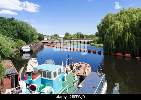 Der Fluss Wakefield fährt auf dem Fluss Calder Wakefield West Yorkshire England GB Europa Stockfoto