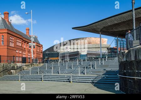 Das Senedd, Wales Millennium Centre und das Pierhead Building wurden an einem sonnigen Sommertag im September in Cardiff Bay, South Wales, durchgeführt Stockfoto