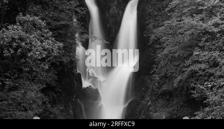 Stoch Ghyll Force Waterfall Lake District UK in Schwarz und Weiß Stockfoto