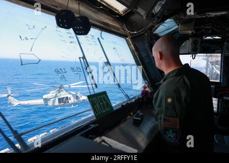 Amphibienschiff USS Bataan (LHD 5) im Mittelmeer, 30. Juli 2023. USA Navy-Foto von Riley Gasdia Stockfoto