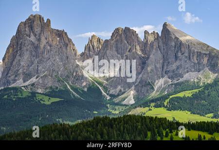 Wolkenstein, Italien. 19. Juli 2023. Blick über die Alpe di Siusi in Südtirol in den Dolomiten bis zu den Berggipfeln Forcella del Sassolungo mit Sassolungo, Sassopiatto und Grohmannspitze. Kredit: Patrick Pleul/dpa/Alamy Live News Stockfoto