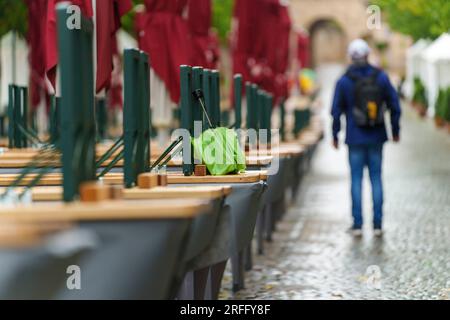 Fulda, Deutschland. 03. Aug. 2023. Ein Schirm wurde auf ein Bierzelt gelegt. Die Tische und Bänke befinden sich auf der Pauluspromenade, wo das Genussfest 10. (2.-13. August) stattfindet. Kredit: Andreas Arnold/dpa/Alamy Live News Stockfoto