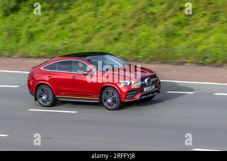 2020 Mercedes-Benz GLE 400 AMG Line Prem + D 4M A Gle400d 4MATIC 9G-Tronic Auto Start/Stop Red Car Coupe Diesel 2925 cm3 mit hoher Geschwindigkeit auf der Autobahn M6 in Greater Manchester, Großbritannien Stockfoto