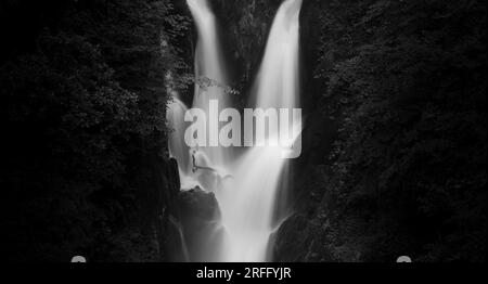 Wasserfall in Schwarz und Weiß Stockfoto