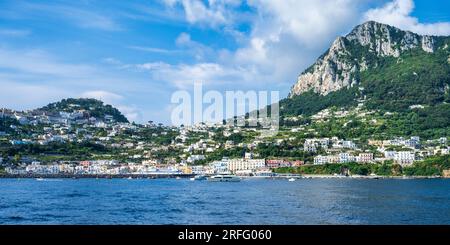 Anfahrt zum Hafen Marina Grande auf der Insel Capri im Golf von Neapel vor der Halbinsel Sorrent in der Region Kampanien im Südwesten Italiens Stockfoto