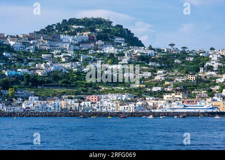 Anfahrt zum Hafen Marina Grande auf der Insel Capri im Golf von Neapel vor der Halbinsel Sorrent in der Region Kampanien im Südwesten Italiens Stockfoto