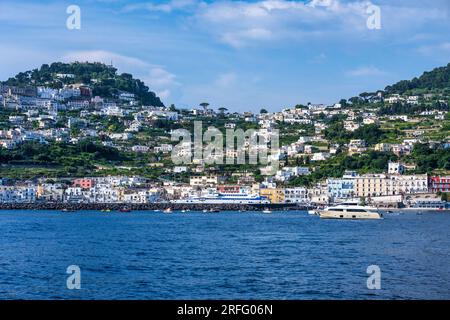 Anfahrt zum Hafen Marina Grande auf der Insel Capri im Golf von Neapel vor der Halbinsel Sorrent in der Region Kampanien im Südwesten Italiens Stockfoto