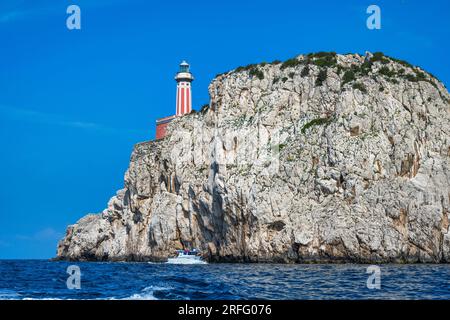 Leuchtturm in Punta Carena am südwestlichen Punkt der Insel Capri im Golf von Neapel in der Region Kampanien im Südwesten Italiens Stockfoto