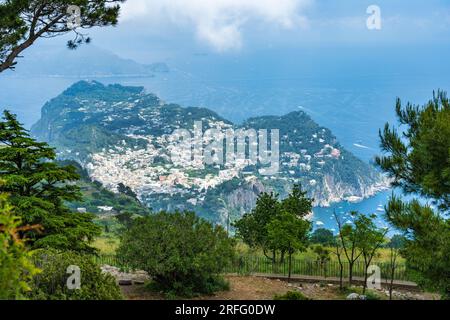 Spektakulärer Blick auf Anacapri vom Gipfel des Monte Solaro auf der Insel Capri im Golf von Neapel in der italienischen Region Kampanien Stockfoto