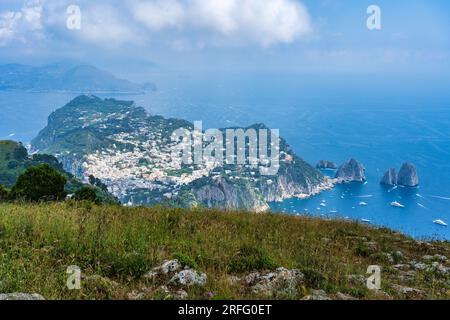 Blick auf Anacapri und Faraglioni vom Gipfel des Monte Solaro auf der Insel Capri im Golf von Neapel in der italienischen Region Kampanien Stockfoto