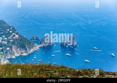 Blick auf Anacapri und Faraglioni vom Gipfel des Monte Solaro auf der Insel Capri im Golf von Neapel in der italienischen Region Kampanien Stockfoto