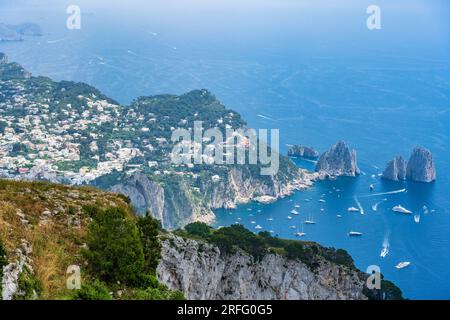 Blick auf Anacapri und Faraglioni vom Gipfel des Monte Solaro auf der Insel Capri im Golf von Neapel in der italienischen Region Kampanien Stockfoto