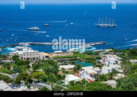 Blick von der Standseilstation Capri mit Blick auf Marina Grande auf der Insel Capri im Golf von Neapel in der italienischen Region Kampanien Stockfoto