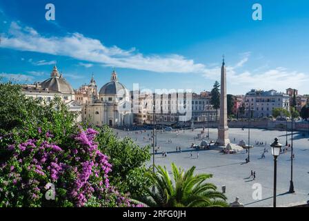 Rom, Latium, Italien, ein unvergleichlicher Blick auf die Piazza del Popolo mit blühenden Bougainvillea-Blumen. Stockfoto