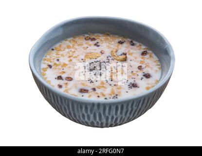 Gesundes, hausgemachtes Malzflocken-Granola besteht aus gerollten Hafer-Cashew-Nüssen, Samen, Chiasamen und Honig in Mandelmilch in Keramikschüssel isoliert auf weiß Stockfoto