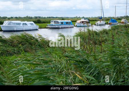 River Thurne, Norfolk, Großbritannien. 3. Aug 2023. Wetter in Großbritannien: Ein sonniger, warmer Tag in Norfolk. Kredit: Matthew Chattle/Alamy Live News Stockfoto