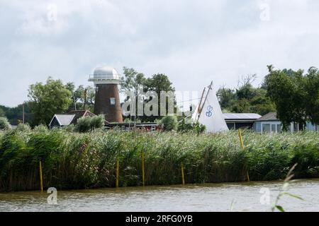 River Thurne, Norfolk, Großbritannien. 3. Aug 2023. Wetter in Großbritannien: Ein sonniger, warmer Tag in Norfolk. Kredit: Matthew Chattle/Alamy Live News Stockfoto