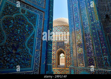 Wunderschöner Eingang zum historischen Friedhof Shahi Zinda mit fein dekorierten blauen und türkisfarbenen Steinmosaiken in Samarkand, Uzbeki Stockfoto