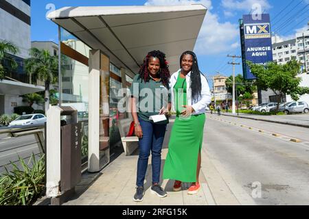 Niteroi, Brasilien, ein ehrliches Straßenporträt von zwei jungen brasilianischen Frauen afrikanischer Abstammung. Stockfoto