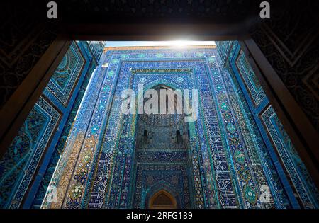 Wunderschöner Eingang zum historischen Friedhof Shahi Zinda mit fein dekorierten blauen und türkisfarbenen Steinmosaiken in Samarkand, Uzbeki Stockfoto
