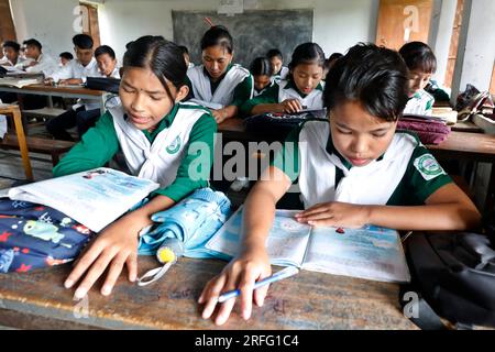 Bandarban, Bangladesch - 27. Juli 2023: Dasselbe Lehrplansystem für Stammes- und bengalische Studenten der hügeligen Regionen Bangladeschs. Stockfoto