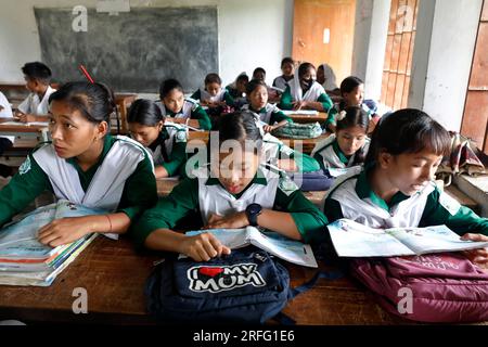 Bandarban, Bangladesch - 27. Juli 2023: Dasselbe Lehrplansystem für Stammes- und bengalische Studenten der hügeligen Regionen Bangladeschs. Stockfoto