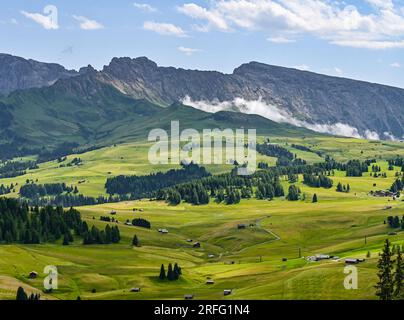 Wolkenstein, Italien. 19. Juli 2023. Blick über die Alpe di Siusi in Südtirol in den Dolomiten. Kredit: Patrick Pleul/dpa/Alamy Live News Stockfoto