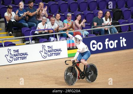 Die britische Jody Cundy feiert nach einem Weltrekord im Men's C4 Omnium - 200m Time Trial am ersten Tag der UCI-Radweltmeisterschaft 2023 im Sir Chris Hoy Velodrome in Glasgow. Foto: Donnerstag, 3. August 2023. Stockfoto