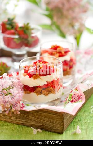 Erdbeere und Mascarpone in Gläsern Stockfoto