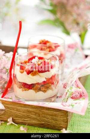 Erdbeere und Mascarpone in Gläsern Stockfoto