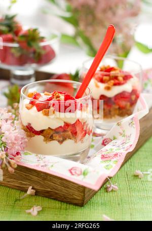 Erdbeere und Mascarpone in Gläsern Stockfoto