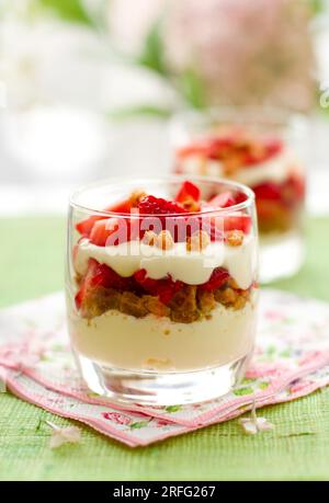 Erdbeere und Mascarpone in Gläsern Stockfoto