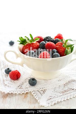 Gemischte Beeren in einer Schüssel : Erdbeeren, Himbeeren, Heidelbeeren und Brombeeren. Stockfoto