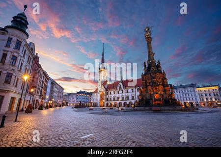 Olmütz, Tschechische Republik. Stadtbild der Innenstadt von Olmütz, Tschechische Republik, mit Olmütz Rathaus und Ehrensäulen der Heiligen Dreifaltigkeitssäule im Sommer Stockfoto