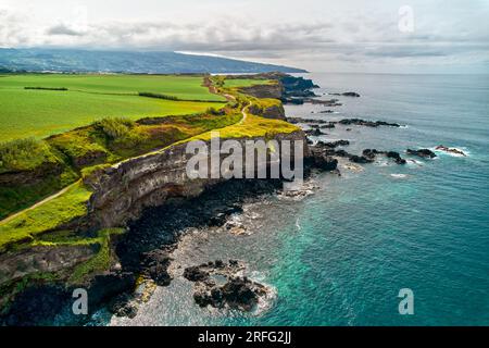 Luftaufnahme, Drohnenansicht, malerische Natur der Azoren. Grüne Hügel und bewölkter Himmel, Blick auf den Atlantischen Ozean am sonnigen Sommertag. Sao Miguel, P. Stockfoto