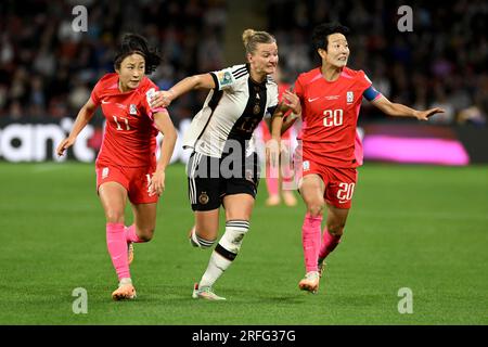 3. August 2023; Brisbane Stadium, Brisbane, Queensland, Australien: FIFA Womens World Cup Group H Fußball, Republik Korea gegen Deutschland; Alexandra Popp von Deutschland läuft zwischen Youngju Lee und Hyeri Kim von der Republik Korea, während sie einen Durchgangsball verfolgt Stockfoto